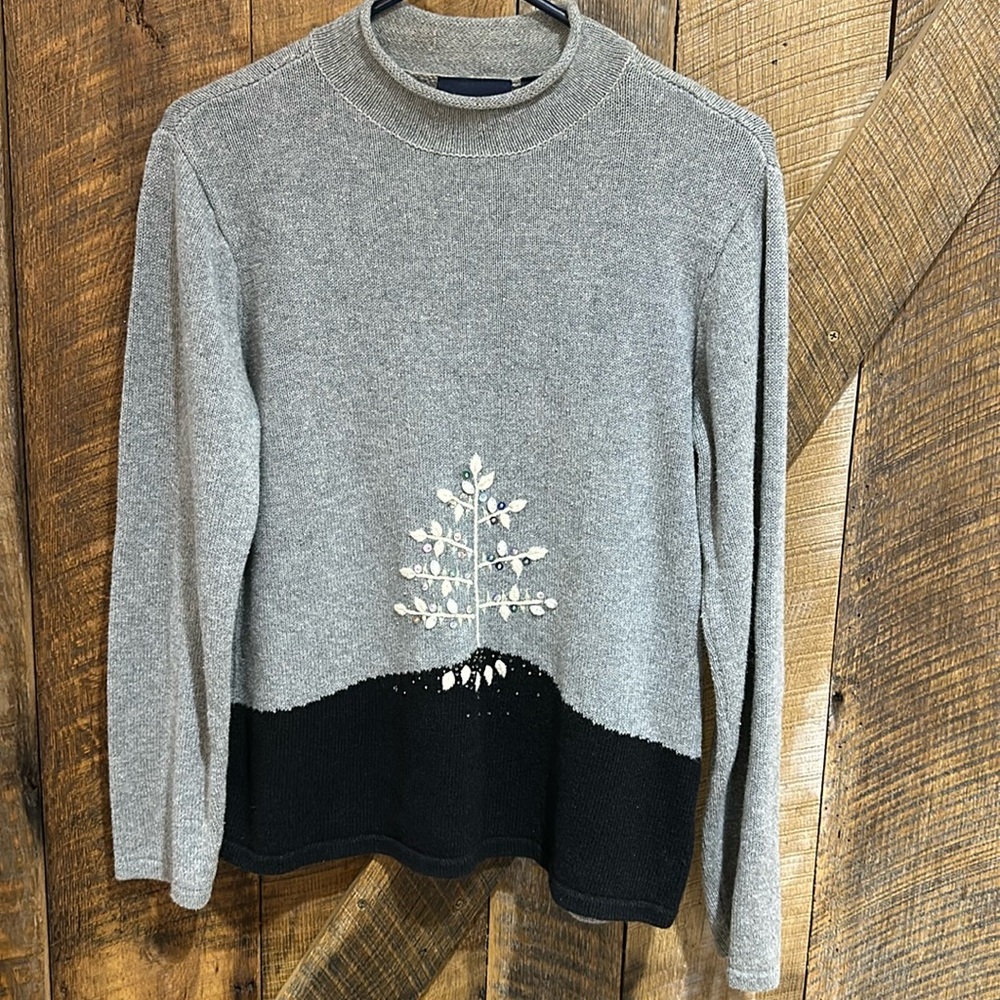 Crazy Horse Liz Claiborne gray embellished sweater size medium. A30